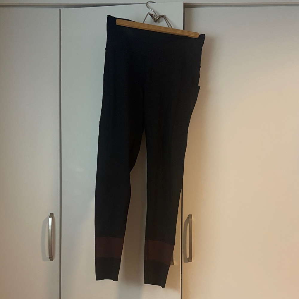 Cotopaxi Women’s Large black leggings with maroon accents, with pockets